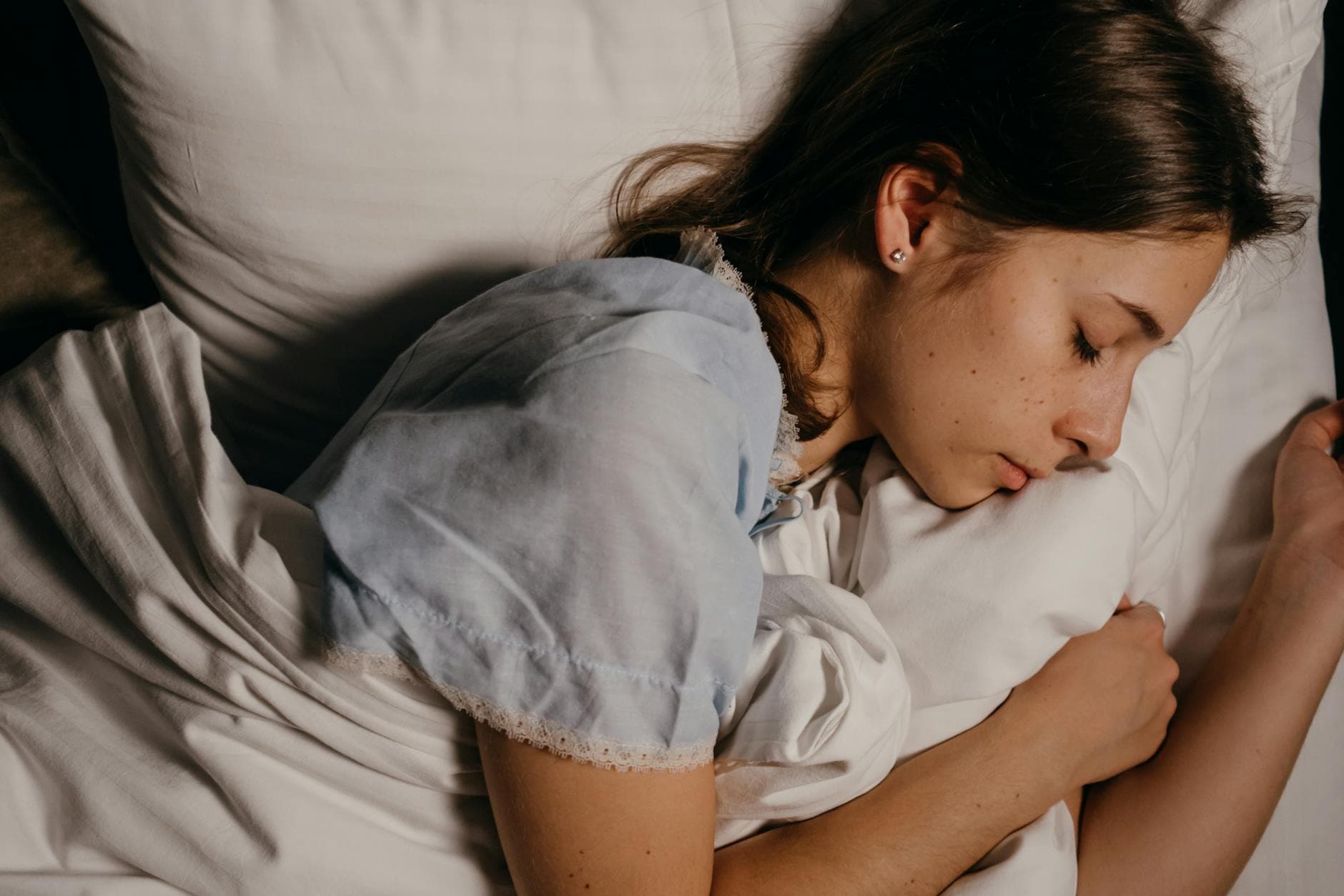 Por qué dormís mal y no es culpa tuya — la física del sueño