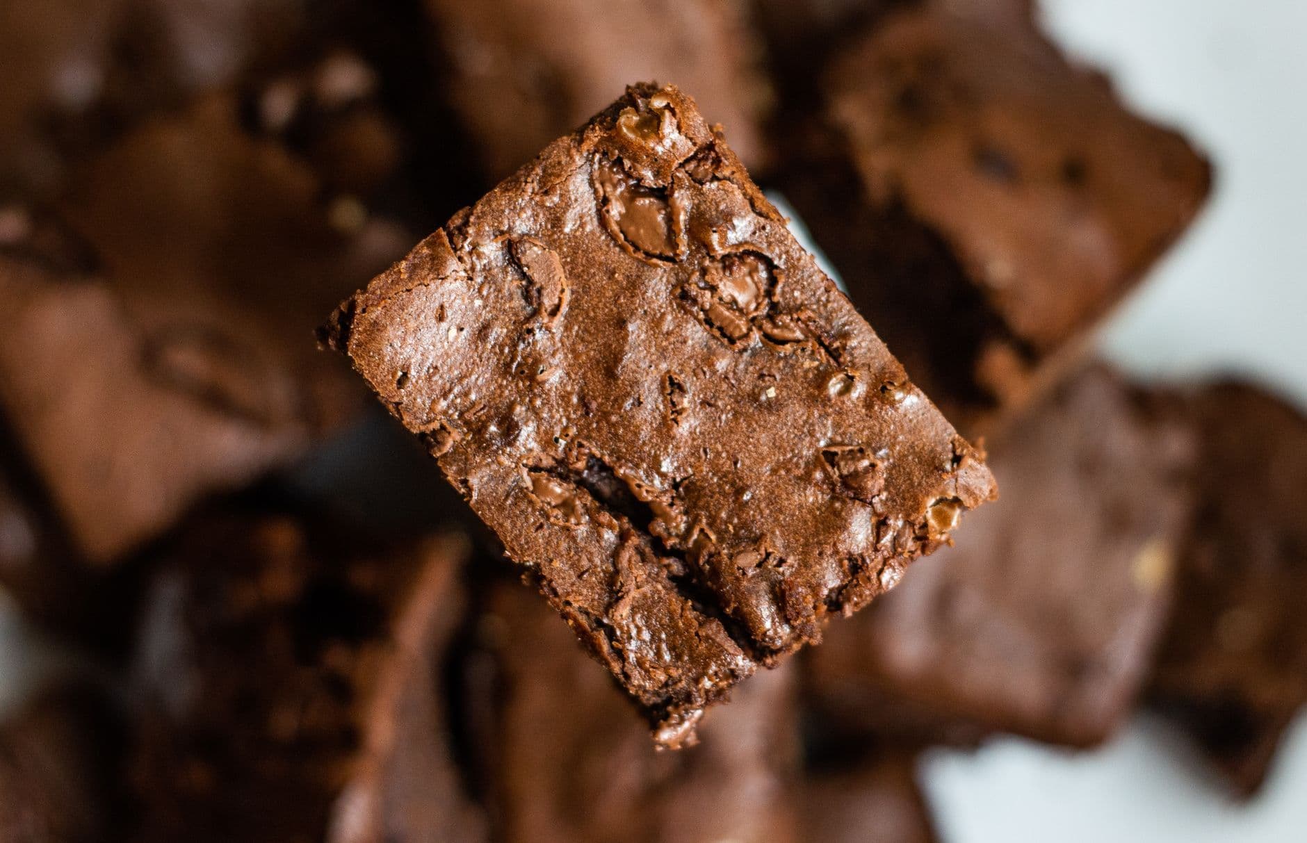 Brownie vegano sin TACC con aceite de coco: fudgy, intenso, sin culpa
