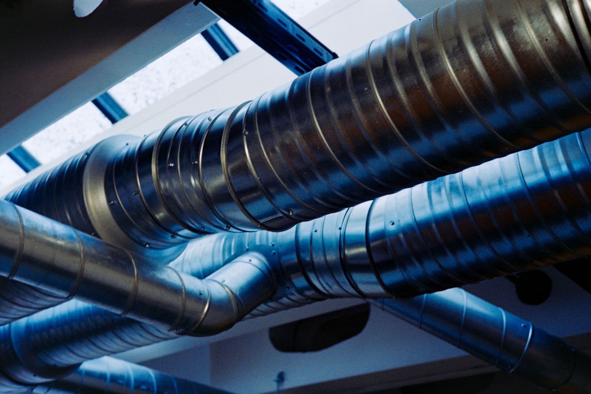 Ventilación: CFM, presión negativa y filtros