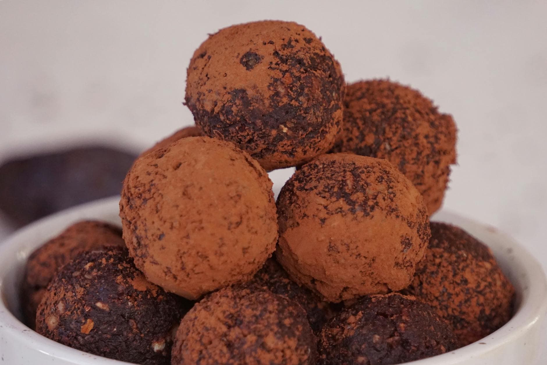 Trufas de dátiles, chocolate amargo y coco rallado: el bocado perfecto