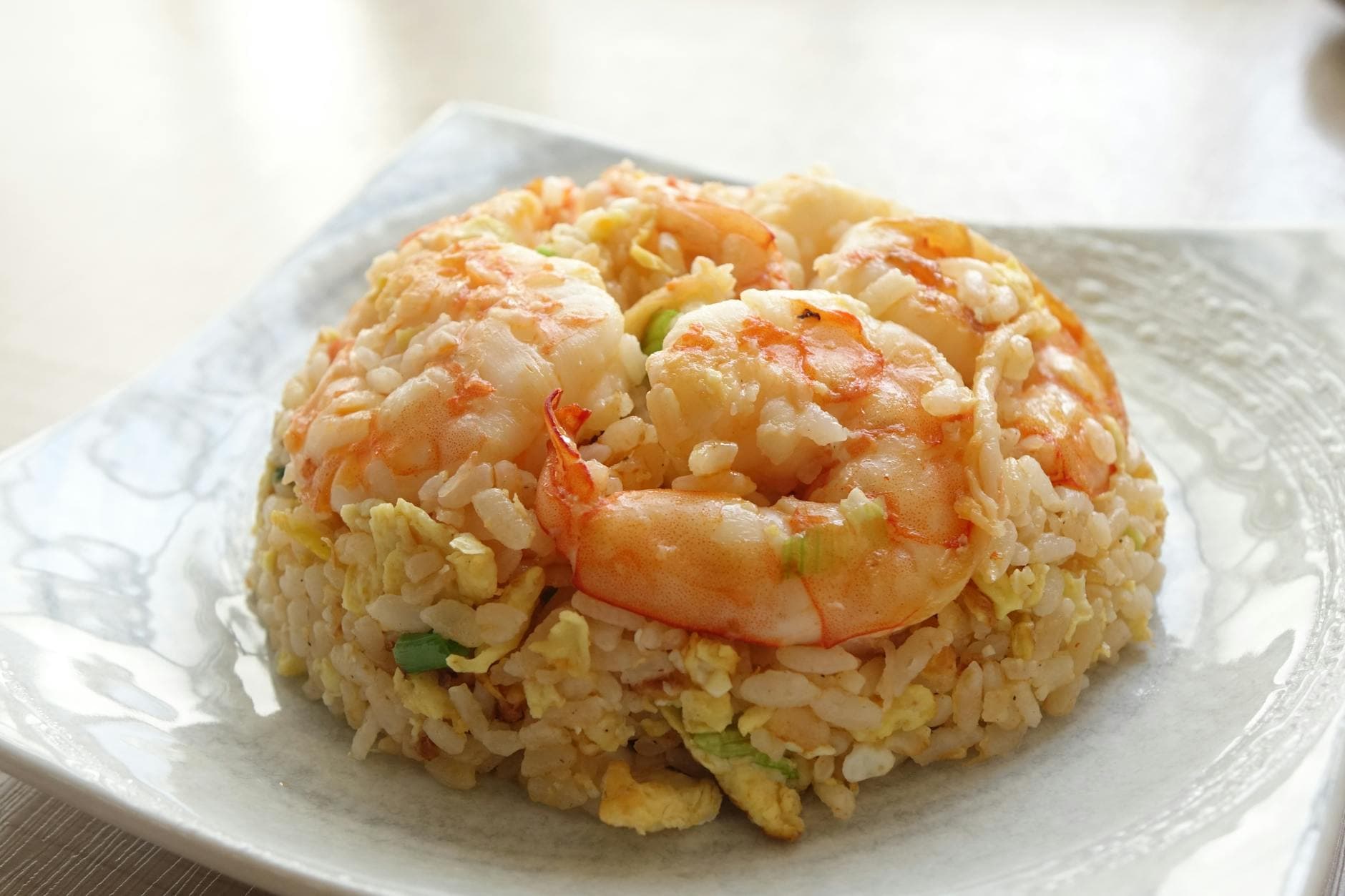 Langostinos sobre arroz árabe con frutos secos