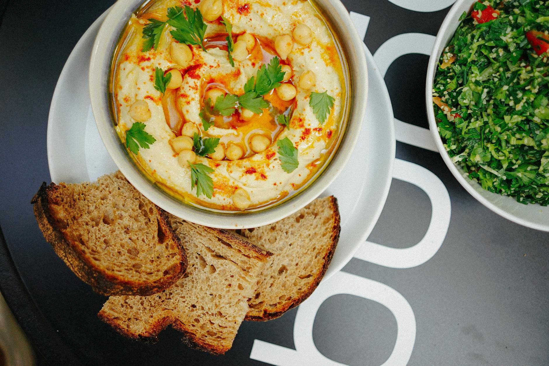 El hummus que humilla al del supermercado: técnica de restaurante