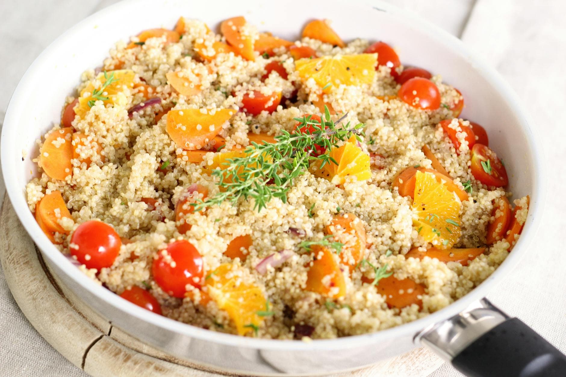 Bowl de quinoa con garbanzos tostados y tahini