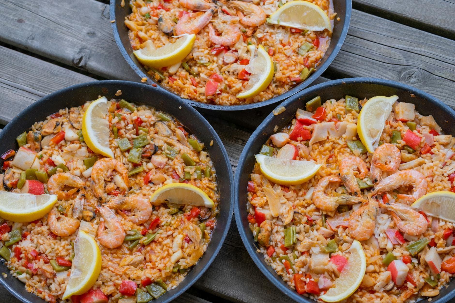 Langostinos sobre arroz árabe con frutos secos